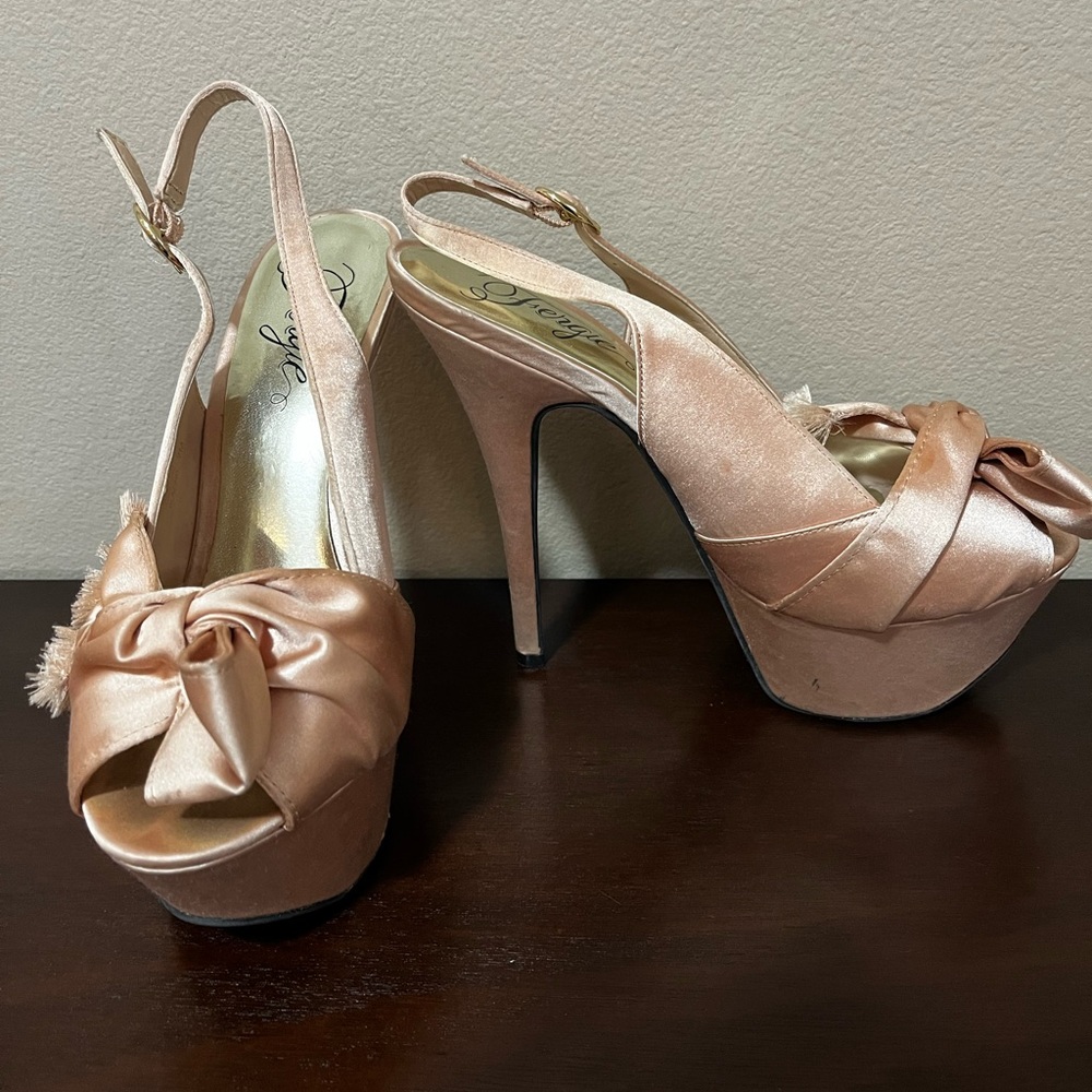 Fergie Blazing Nude High Heel SZ 7